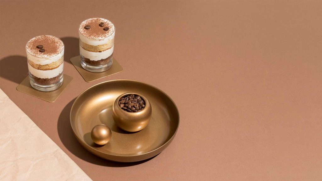 La versatilidad del color mocha mousse representado en una imagen bodegón con café y postres en sus tonalidades