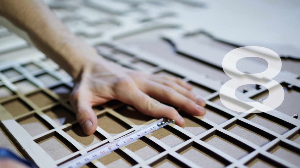 Mano y plantilla de diseño modular sobre una mesa